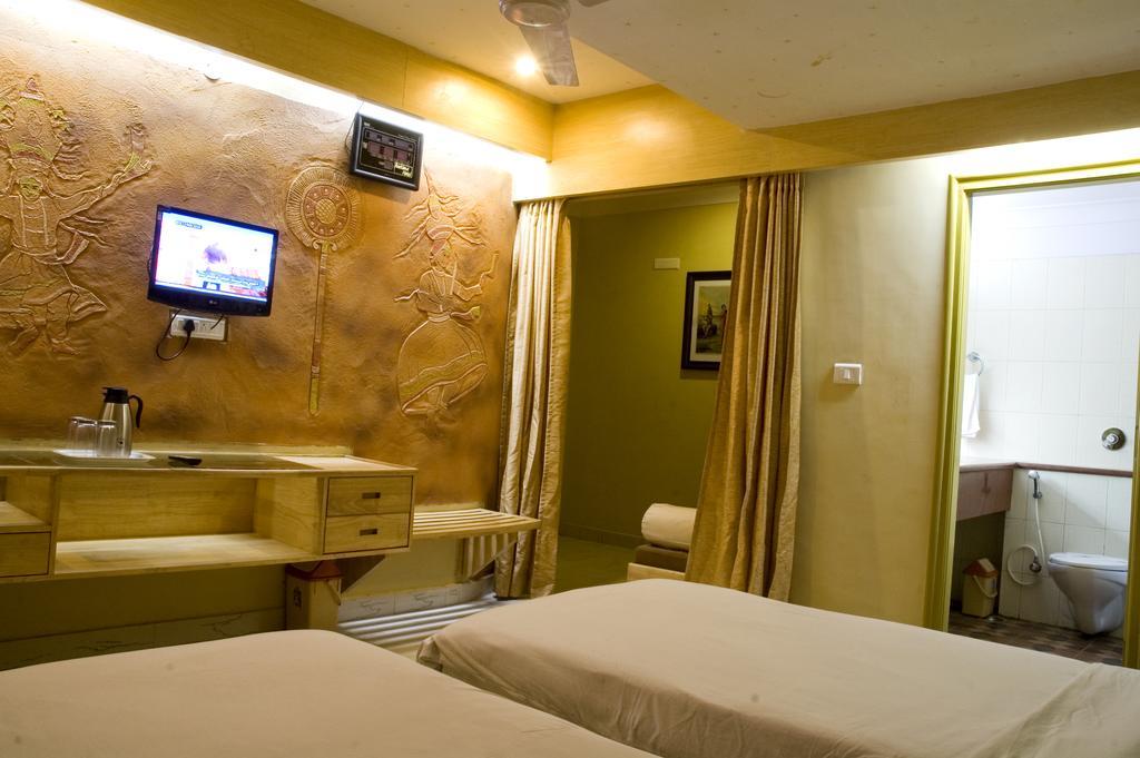 Parklane Hotel Mysore Buitenkant foto