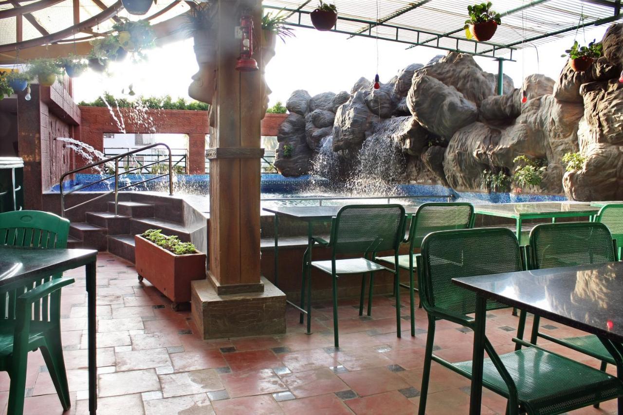 Parklane Hotel Mysore Buitenkant foto