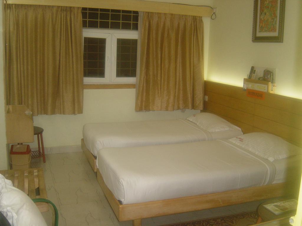 Parklane Hotel Mysore Buitenkant foto