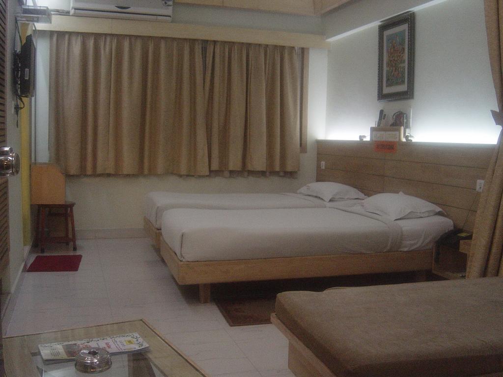 Parklane Hotel Mysore Buitenkant foto