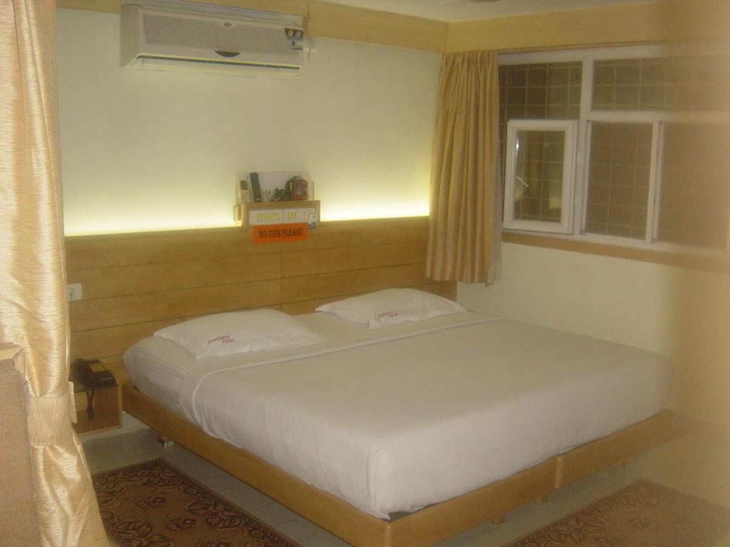 Parklane Hotel Mysore Buitenkant foto