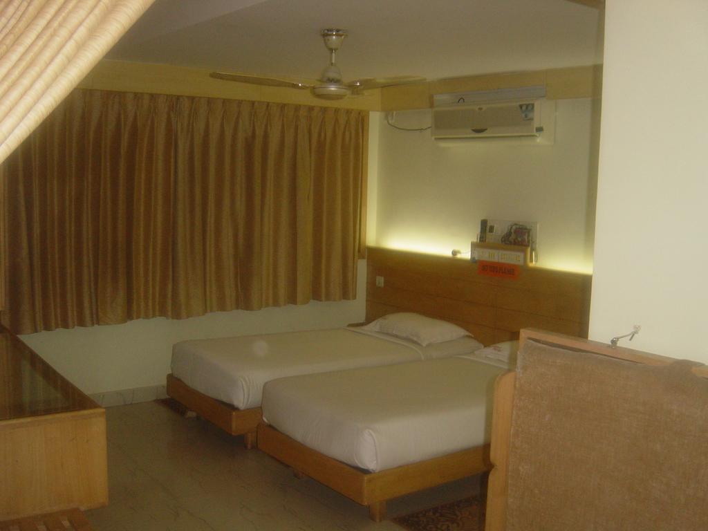 Parklane Hotel Mysore Buitenkant foto