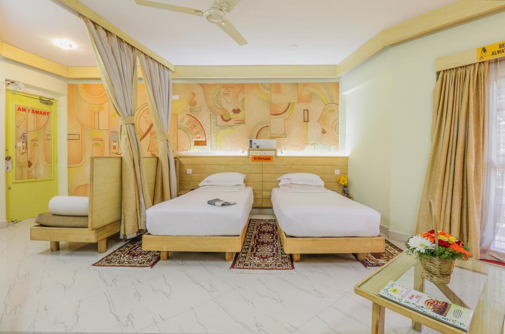 Parklane Hotel Mysore Buitenkant foto