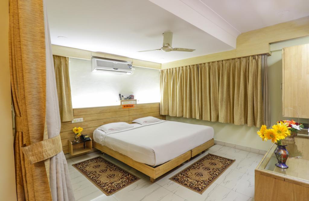 Parklane Hotel Mysore Buitenkant foto