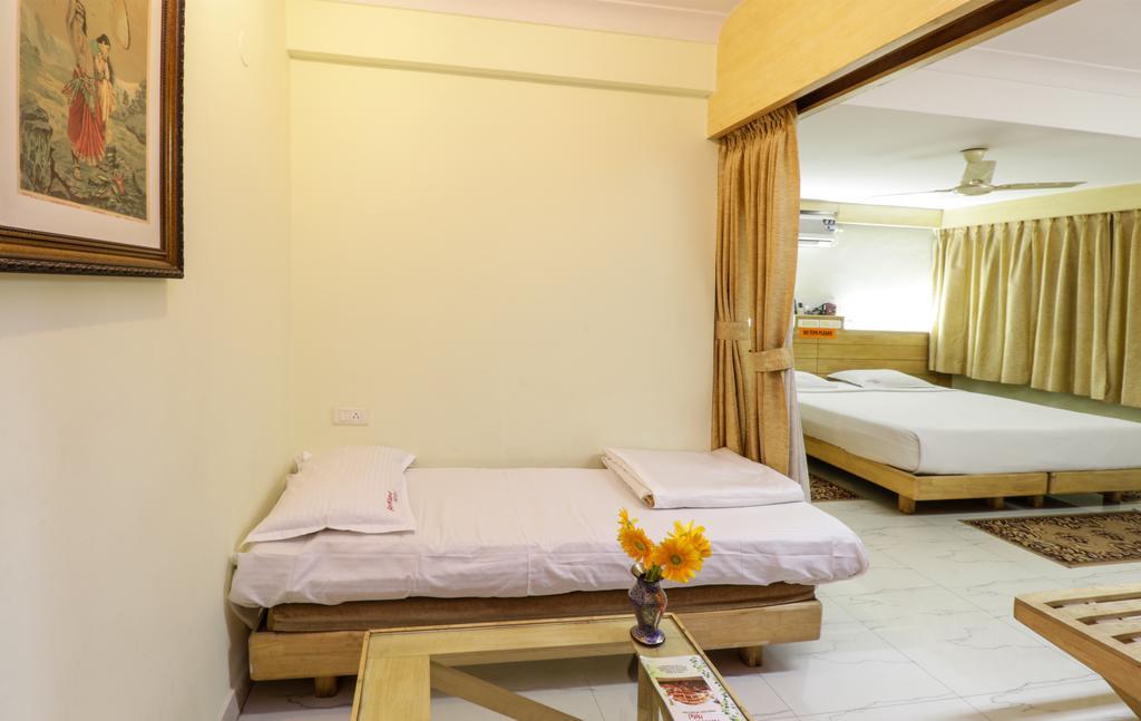 Parklane Hotel Mysore Buitenkant foto