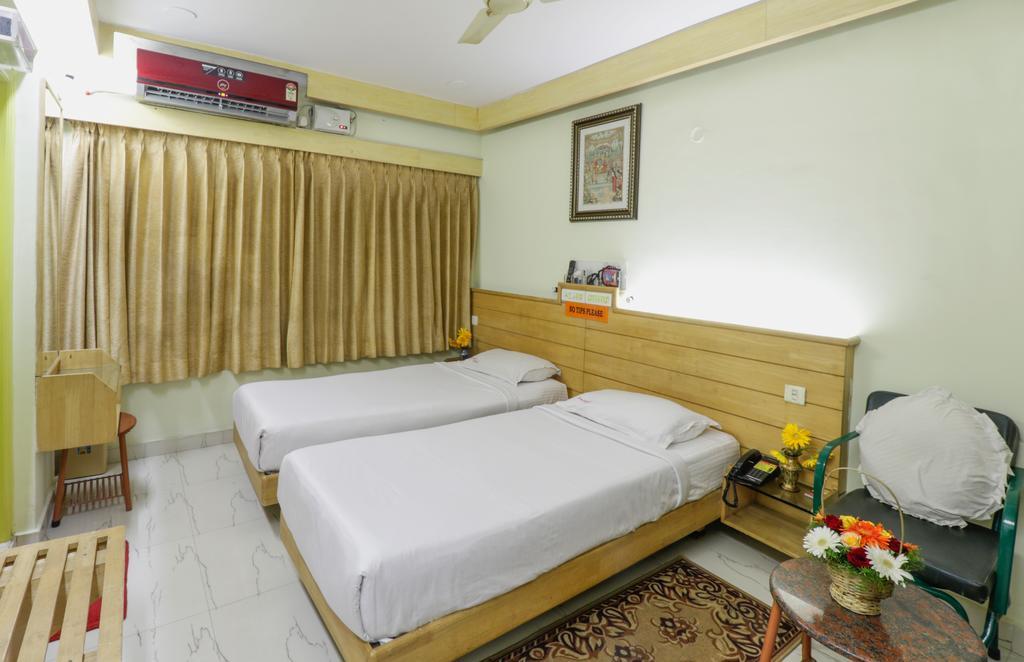 Parklane Hotel Mysore Buitenkant foto